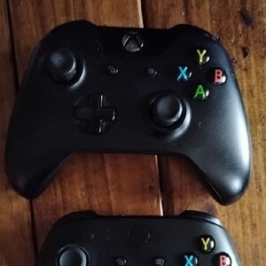 Sleek Black Wireless Gaming Controller